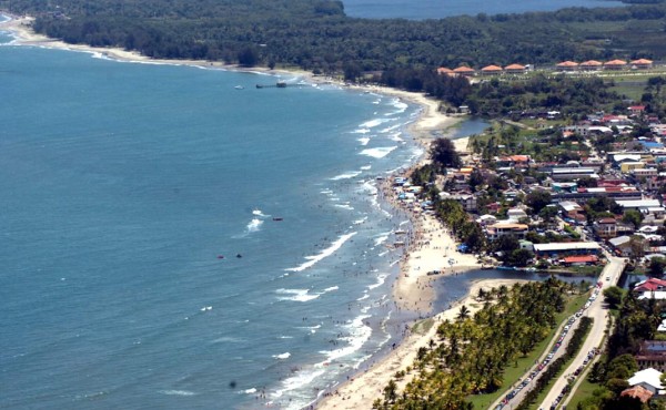 Miles de turistas van rumbo a Tela y La Ceiba