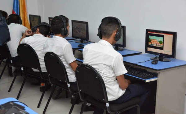 Buscan implementar internet en unos 500 centros educativos de Honduras