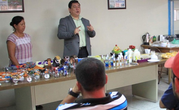 JOH visita a microempresarios de la Red de Mujeres La Apuesta