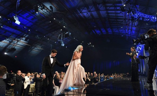 Video: El vestido le jugó una mala pasada a Lady Gaga en los Critics' Choice Awards