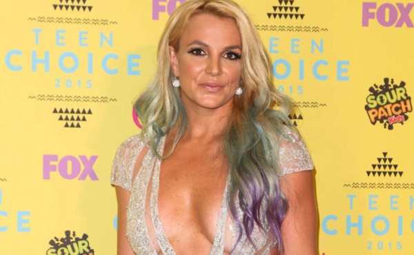 Britney Spears pasea como perro al cantante de Backsteet Boys