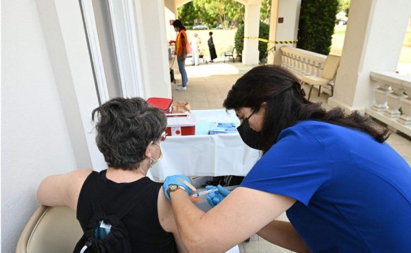 Japón investiga muerte de dos personas vacunadas con lotes contaminados de Moderna