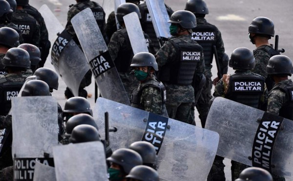 Detención de 24 horas o multa de medio salario mínimo por incumplir toque de queda por coronavirus