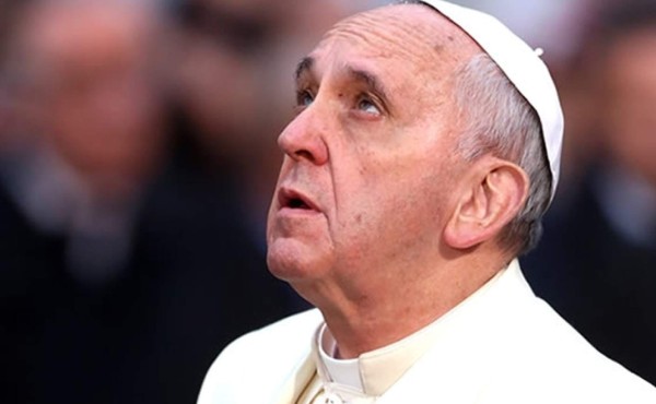 Papa condena la 'violencia ciega' de atentados en Bruselas