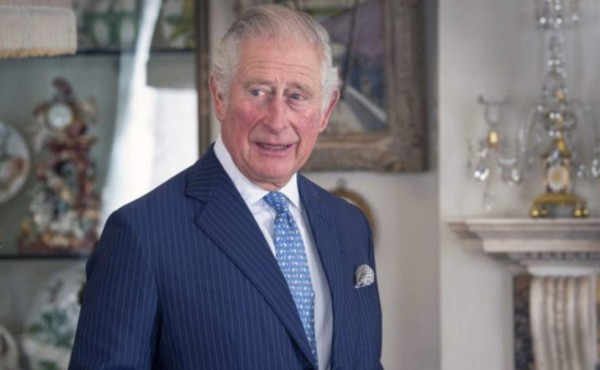 Príncipe Carlos lanza línea de bufandas de lujo &nbsp;&nbsp;