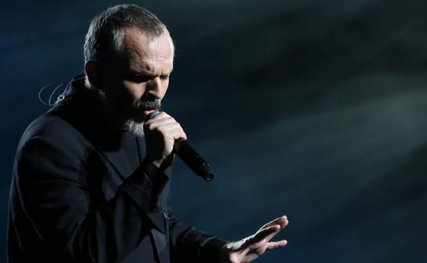 Miguel Bosé critica 'un mundo con muros' en su concierto en Texas  