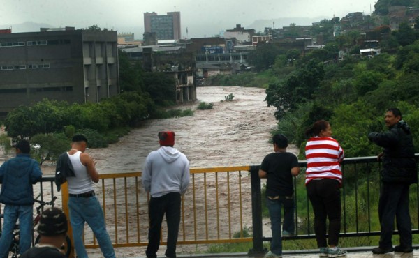 Lluvias provocan crecida de ríos; alerta roja se mantiene en Honduras