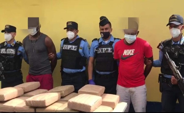 Capturan a dos hombres que llevaban maletas cargadas de supuesta marihuana