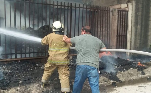 Voraz incendio consume procesadora de plásticos al norte de San Pedro Sula