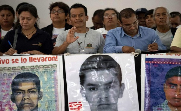 Caso Ayotzinapa: Fiscalía empezará desde 'cero' investigación de estudiantes desaparecidos