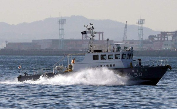 Un guardacostas de Japón traslada a los pasajeros infectados por el coronavirus desde el crucero en cuarentena Diamond Princess cerca del puerto de Yokohama, Japón.