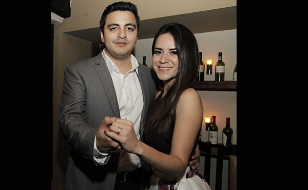 Erick Ramírez y Mónica Santos se comprometen