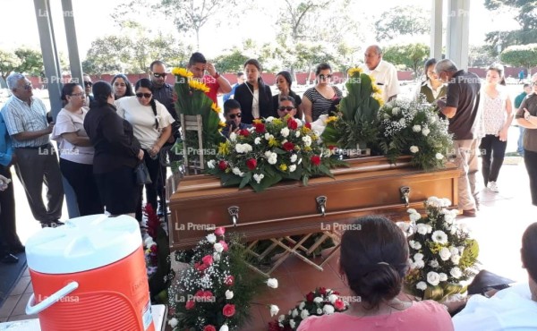 Entre indignación y desconsuelo sepultan al chef asesinado en San Pedro Sula   