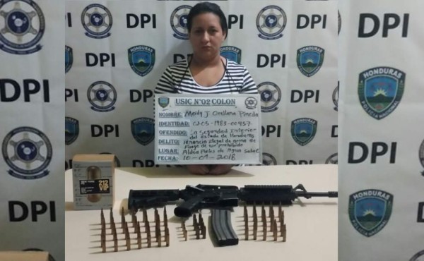 Detienen a una mujer y encuentran un fusil AR-15 en Sabá