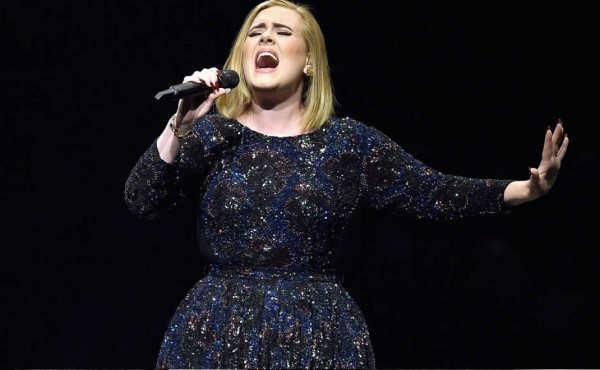 Adele rinde tributo a víctimas de atentado en Londres&nbsp;&nbsp;