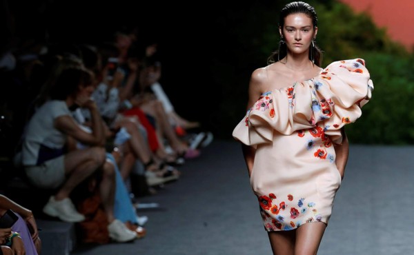 El volumen, un plus en el vestuario femenino de la pasarela madrileña