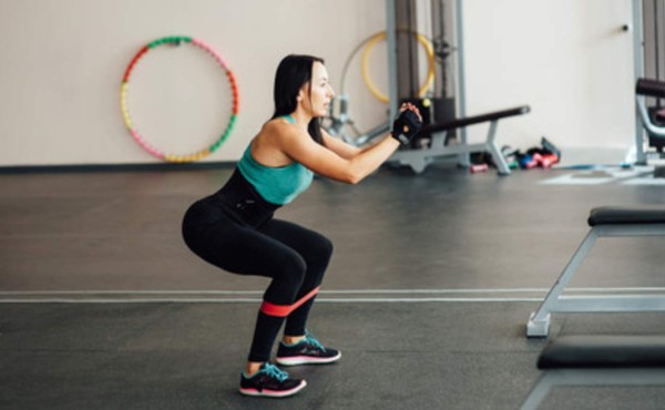 Entrenar con bandas elásticas es mejor que hacerlo con pesas