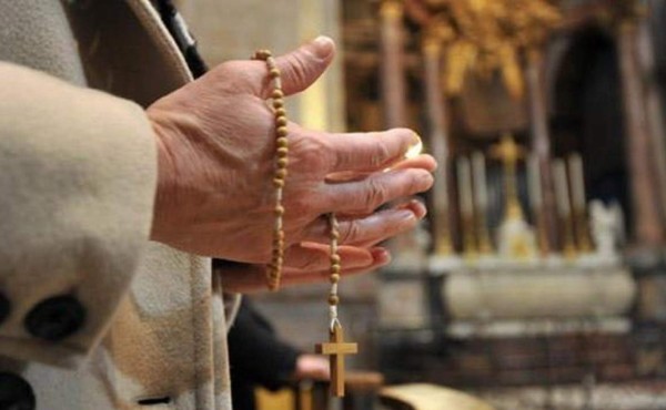 Hombre apuñala a su examante durante misa en una iglesia en Brasil