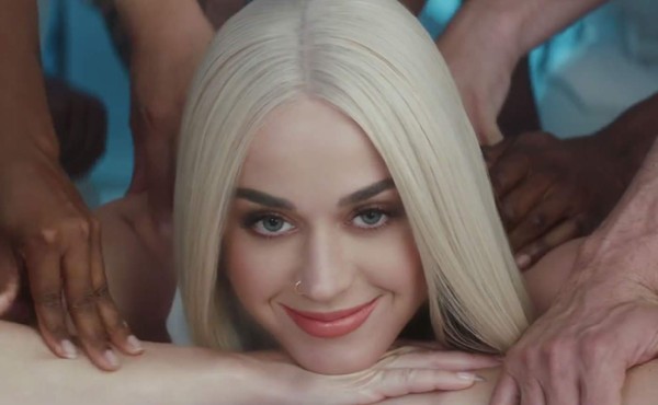 Katy Perry es 'cocinada' en su nuevo video