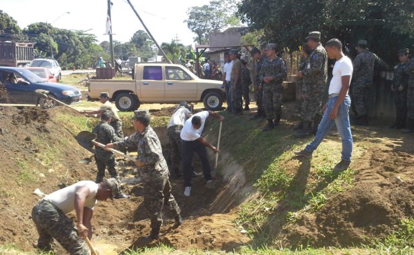 Militares se unen a campaña de limpieza en La Ceiba