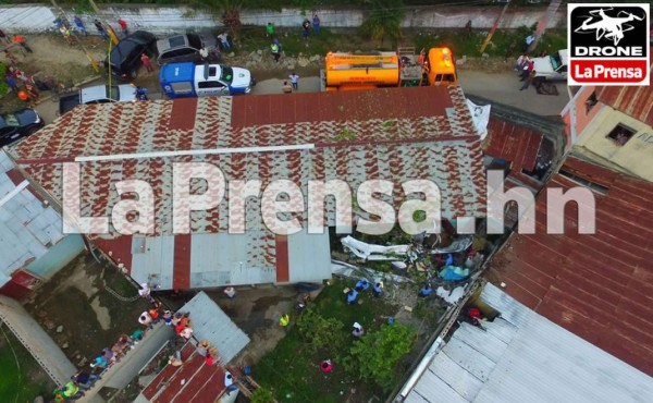 Honduras: Dos muertos al caer avioneta sobre casa en La Lima