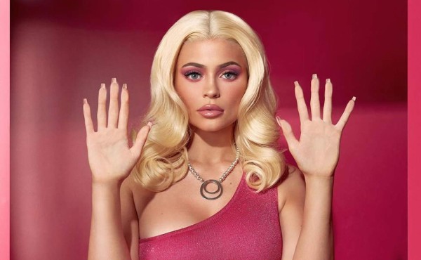Kylie Jenner se luce como Barbie para Halloween