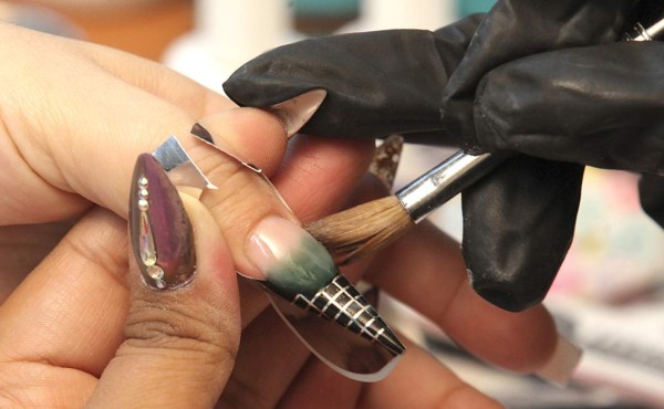 Cómo reconstruir una uña rota con acrílico