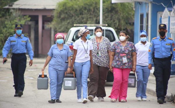 Policías vigilan vacunación en barrios y colonias de San Pedro Sula ante posibles atracos