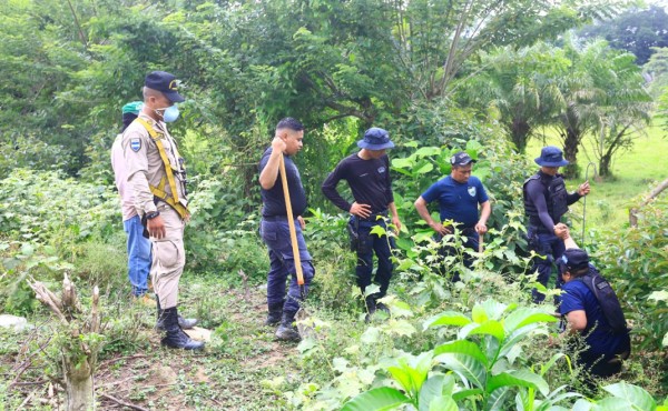 Policías y fiscales se internan en montañas de Tela para rastrear a Enoc