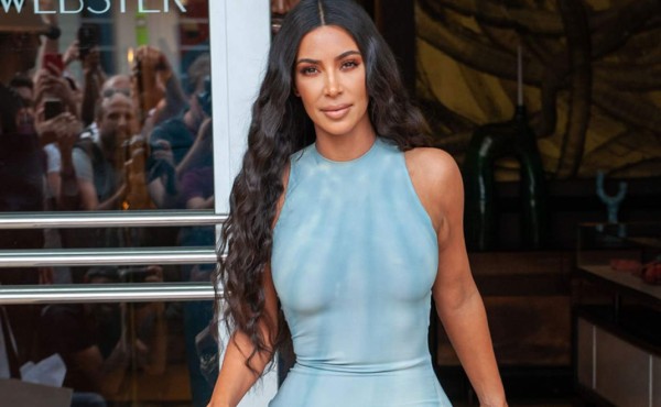 Kim Kardashian sigue en problemas por su marca de fajas