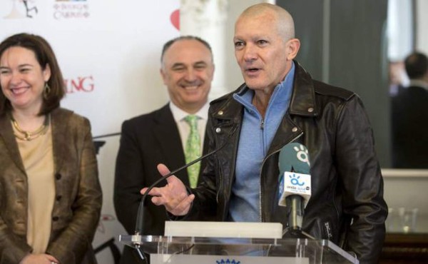 Qué le sucede a Antonio Banderas, ha quedado pelón y sin cejas