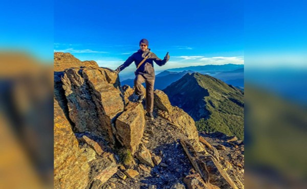 Piloto hondureño escala la montaña más alta de Taiwán y coloca la Bandera