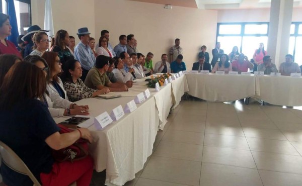 Médicos se van a asambleas informativas de forma indefinida