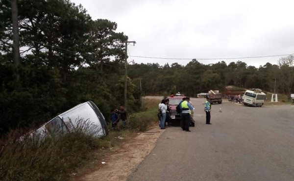 Varios heridos deja accidente entre bus y pickup en Intibucá