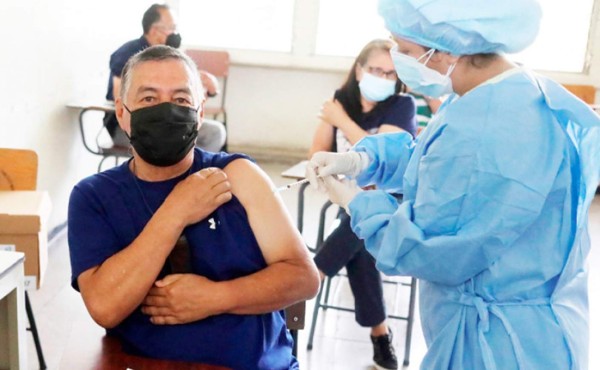 Prevén vacunar 39,000 docentes al cierre de agosto en Honduras