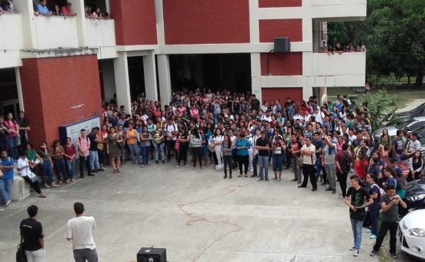 Estudiantes se toman el edificio 3 en la Unah-VS en San Pedro Sula