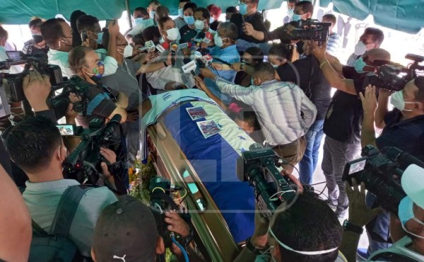 Alberto Chedrani dirigiendo unas palabras en el entierro de 'Chelato' Uclés.