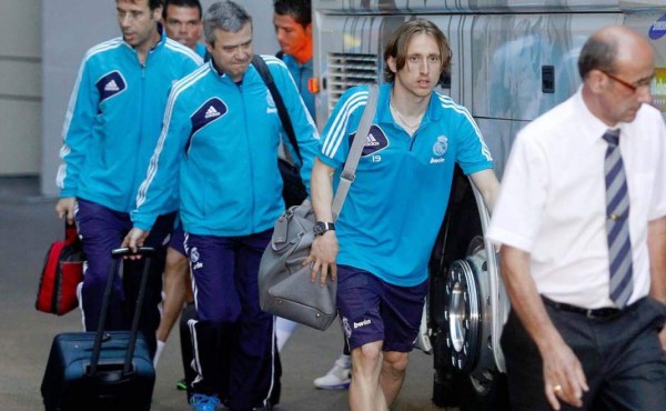 Niños escupen a Luka Modric al salir de los entrenamientos