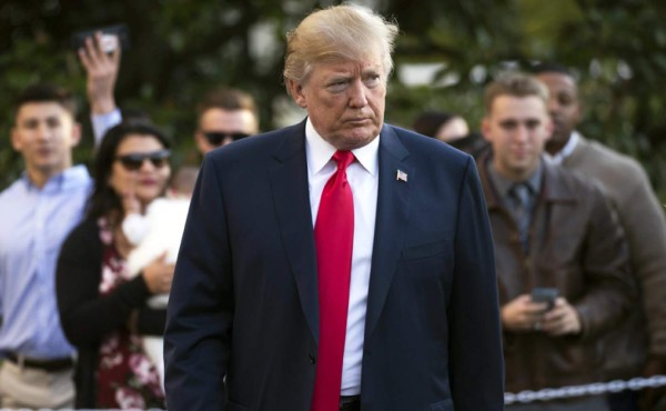 Trump parte para gira asiática, la que extendió por un día