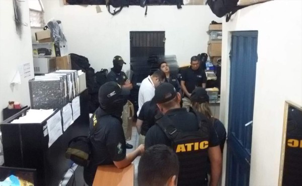 Decomisan armas y libros para indagar caso de policía municipal que disparó en protestas