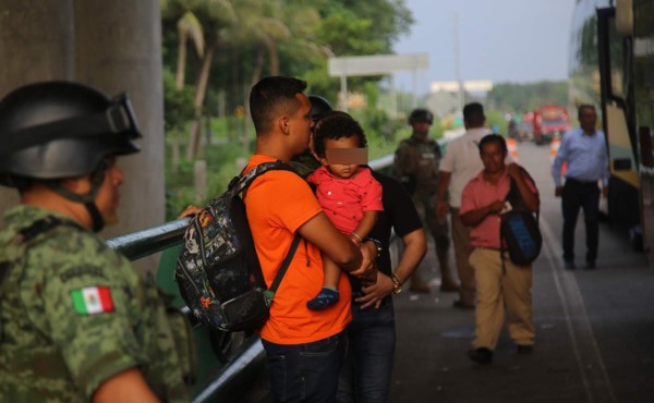 México comienza a deportar a migrantes cubanos a Honduras
