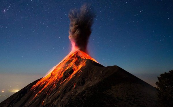 Volcán de Fuego registra primera erupción del 2018 en Guatemala