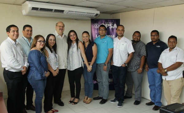 Grupo Opsa entrega pin de antigüedad