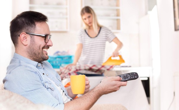 Las mujeres trabajan más cuando viven con un hombre