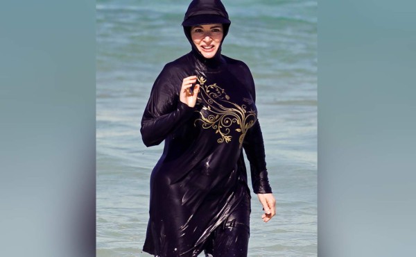 Piden a mujer que se bañó en burkini 'desinfectar' piscina