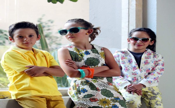 Tonos neones y estampados gráficos en moda infantil
