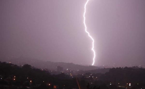 Lluvias con actividad eléctrica este miércoles en cuatro regiones de Honduras