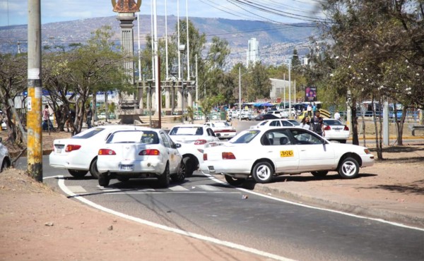 Taxistas paralizan unidades y piden sacar de circulación a taxis VIP