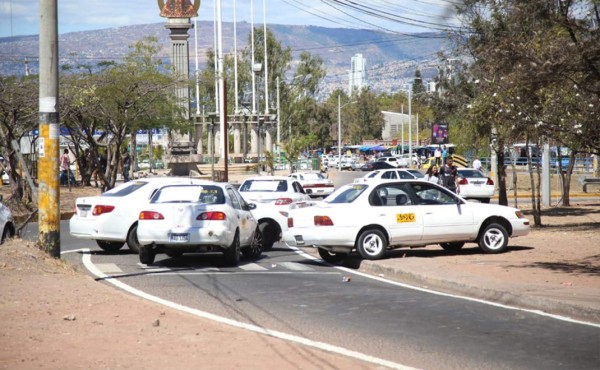 Taxistas paralizan unidades y piden sacar de circulación a taxis VIP
