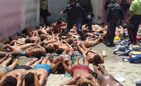 Investigan tratos crueles contra presos, desnudos y humillados, en Venezuela